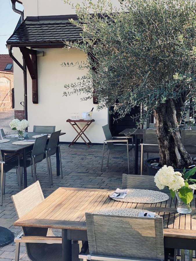 Hardy - Cognac & Pension Valtice Exterior photo